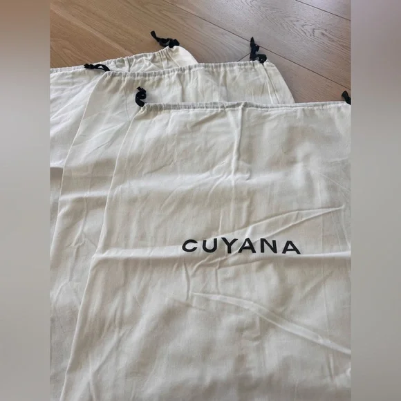 Cuyana Cream Drawstring Dust Bags, 3 pc set. Approx 14.5 x 20” @ - Picture 2 of 7